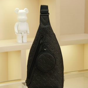 Men's Chest Bag Series DUO Shoulder Bag This Duo shoulder bag features a soft calf leather construction for a form-fitting silhouette, offering a practical alternative to traditional backpacks. A zippered side pocket accommodates smartphones, while a detachable organizer pouch facilitates easy access to essentials. The adjustable jacquard fabric shoulder strap allows for crossbody or single-shoulder wear. Dimensions: 20 x 42 x 6 cm.